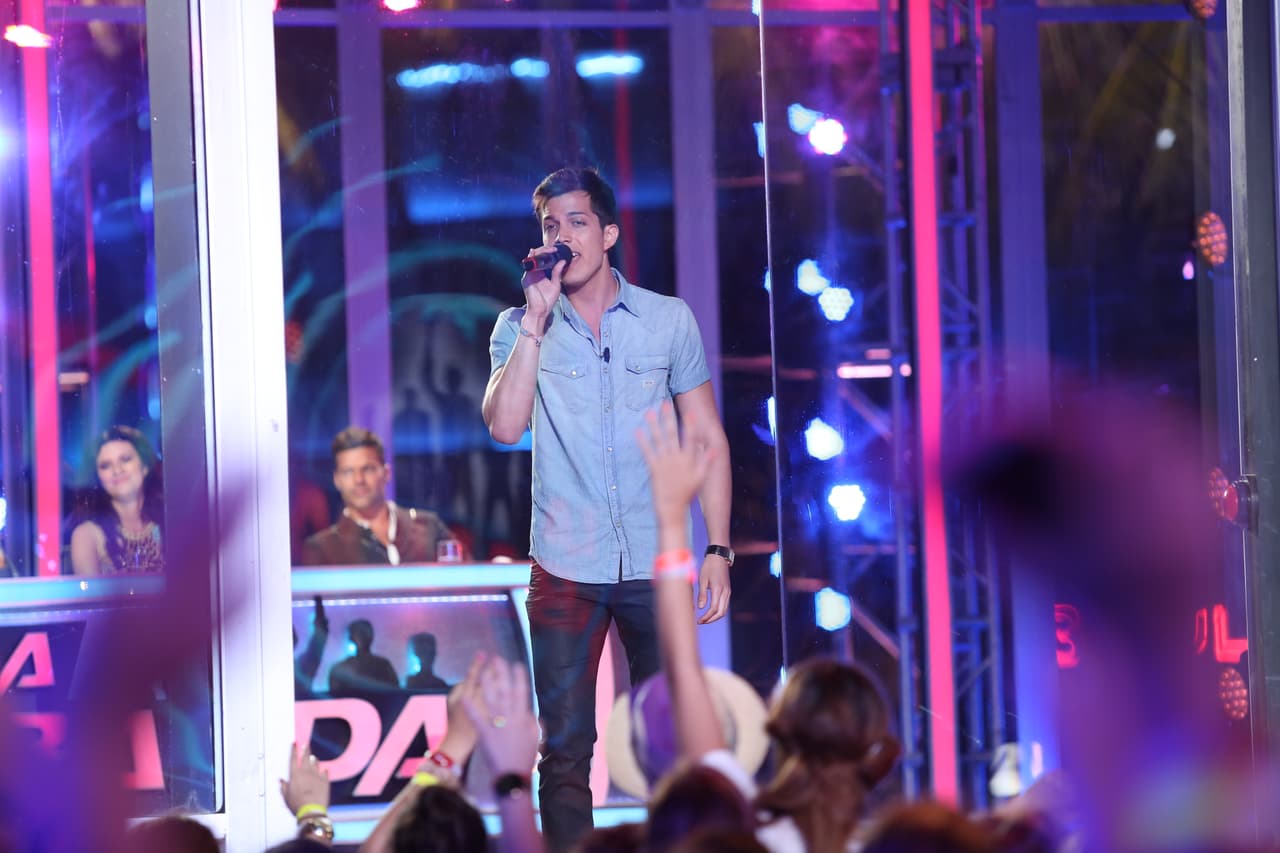 El boliviano pasó donde los jueces para cantar y compartir la historia de su fundación que ayuda a artistas de su país a recibir becas para estudiar música. Luis cantó "Que Lloro" de Sin Bandera y las chicas se volvieron locas.