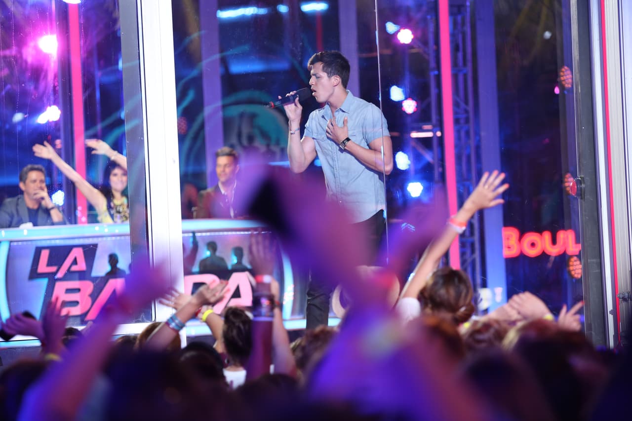 El boliviano pasó donde los jueces para cantar y compartir la historia de su fundación que ayuda a artistas de su país a recibir becas para estudiar música. Luis cantó "Que Lloro" de Sin Bandera y las chicas se volvieron locas.