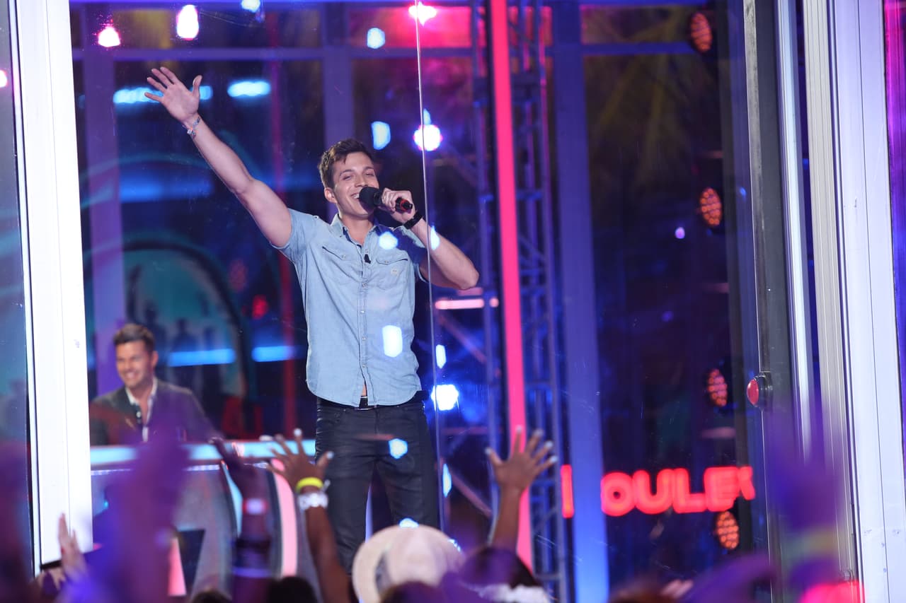 El boliviano pasó donde los jueces para cantar y compartir la historia de su fundación que ayuda a artistas de su país a recibir becas para estudiar música. Luis cantó "Que Lloro" de Sin Bandera y las chicas se volvieron locas.