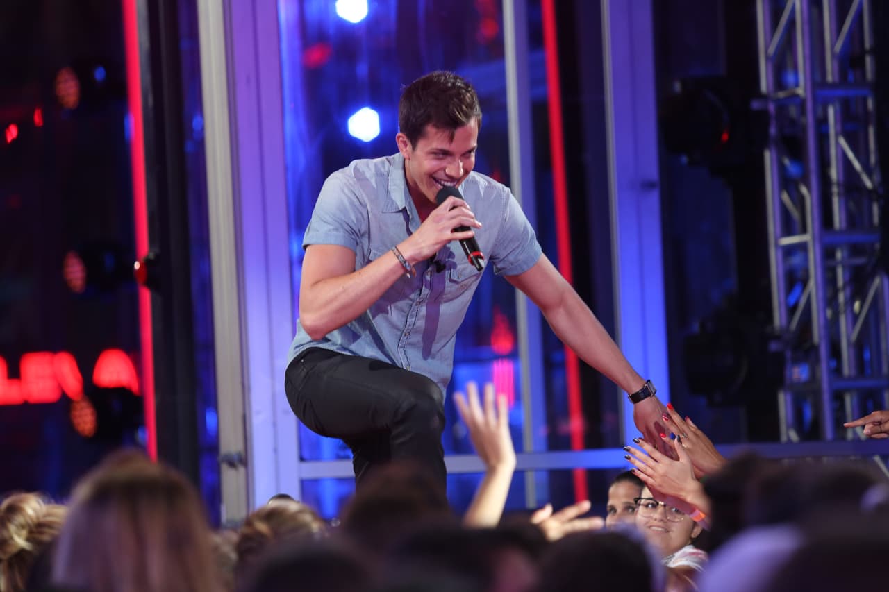 El boliviano pasó donde los jueces para cantar y compartir la historia de su fundación que ayuda a artistas de su país a recibir becas para estudiar música. Luis cantó "Que Lloro" de Sin Bandera y las chicas se volvieron locas.