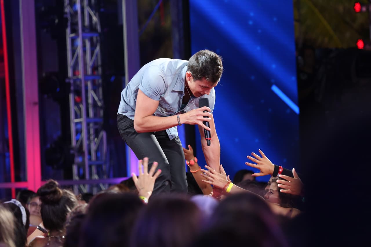 El boliviano pasó donde los jueces para cantar y compartir la historia de su fundación que ayuda a artistas de su país a recibir becas para estudiar música. Luis cantó "Que Lloro" de Sin Bandera y las chicas se volvieron locas.