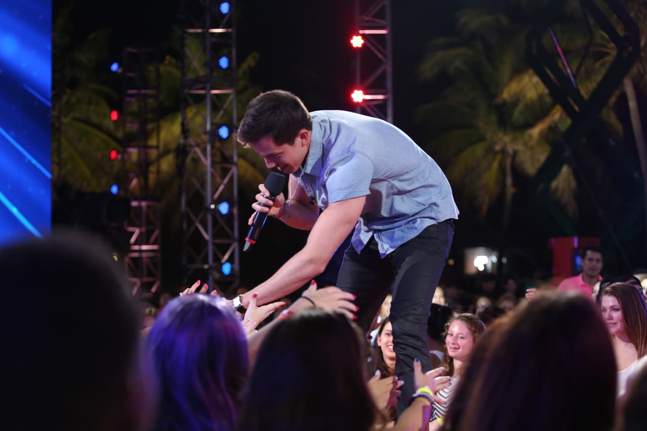 El boliviano pasó donde los jueces para cantar y compartir la historia de su fundación que ayuda a artistas de su país a recibir becas para estudiar música. Luis cantó "Que Lloro" de Sin Bandera y las chicas se volvieron locas.