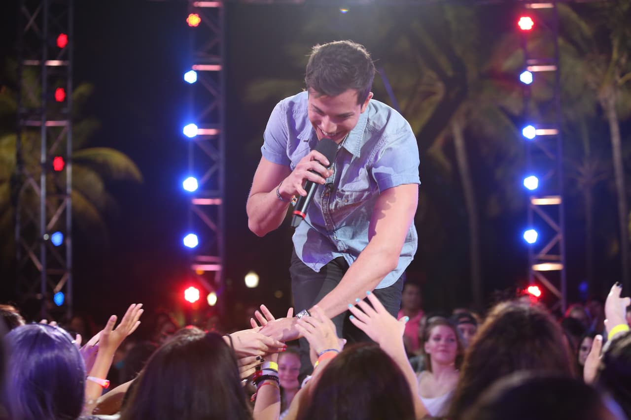 El boliviano pasó donde los jueces para cantar y compartir la historia de su fundación que ayuda a artistas de su país a recibir becas para estudiar música. Luis cantó "Que Lloro" de Sin Bandera y las chicas se volvieron locas.