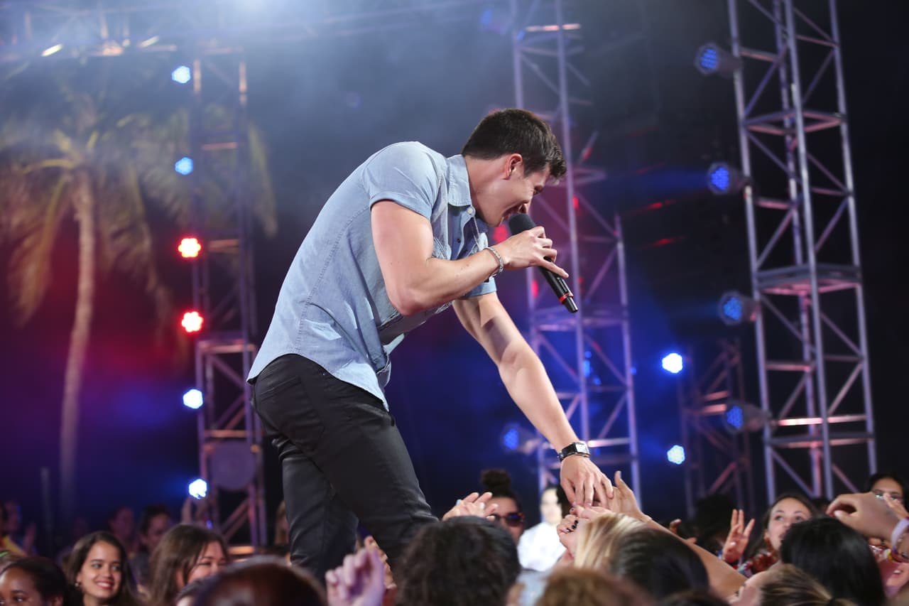 El boliviano pasó donde los jueces para cantar y compartir la historia de su fundación que ayuda a artistas de su país a recibir becas para estudiar música. Luis cantó "Que Lloro" de Sin Bandera y las chicas se volvieron locas.