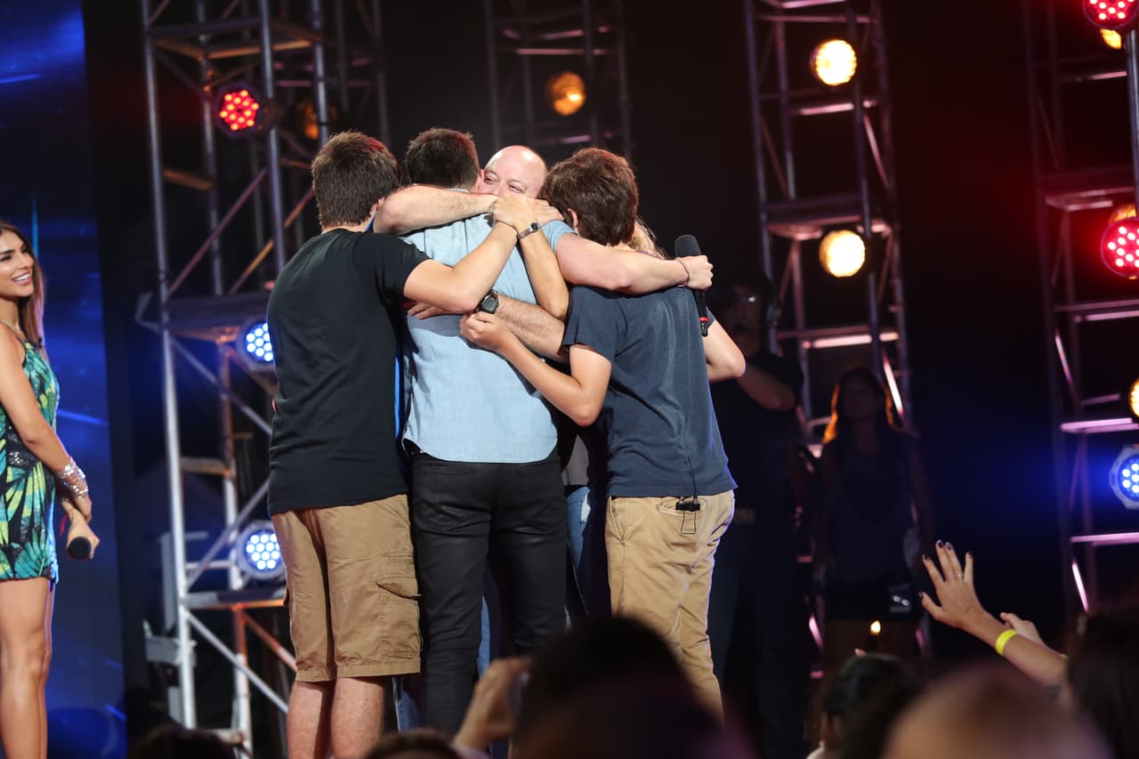 El boliviano pasó donde los jueces para cantar y compartir la historia de su fundación que ayuda a artistas de su país a recibir becas para estudiar música. Luis cantó "Que Lloro" de Sin Bandera y las chicas se volvieron locas.
