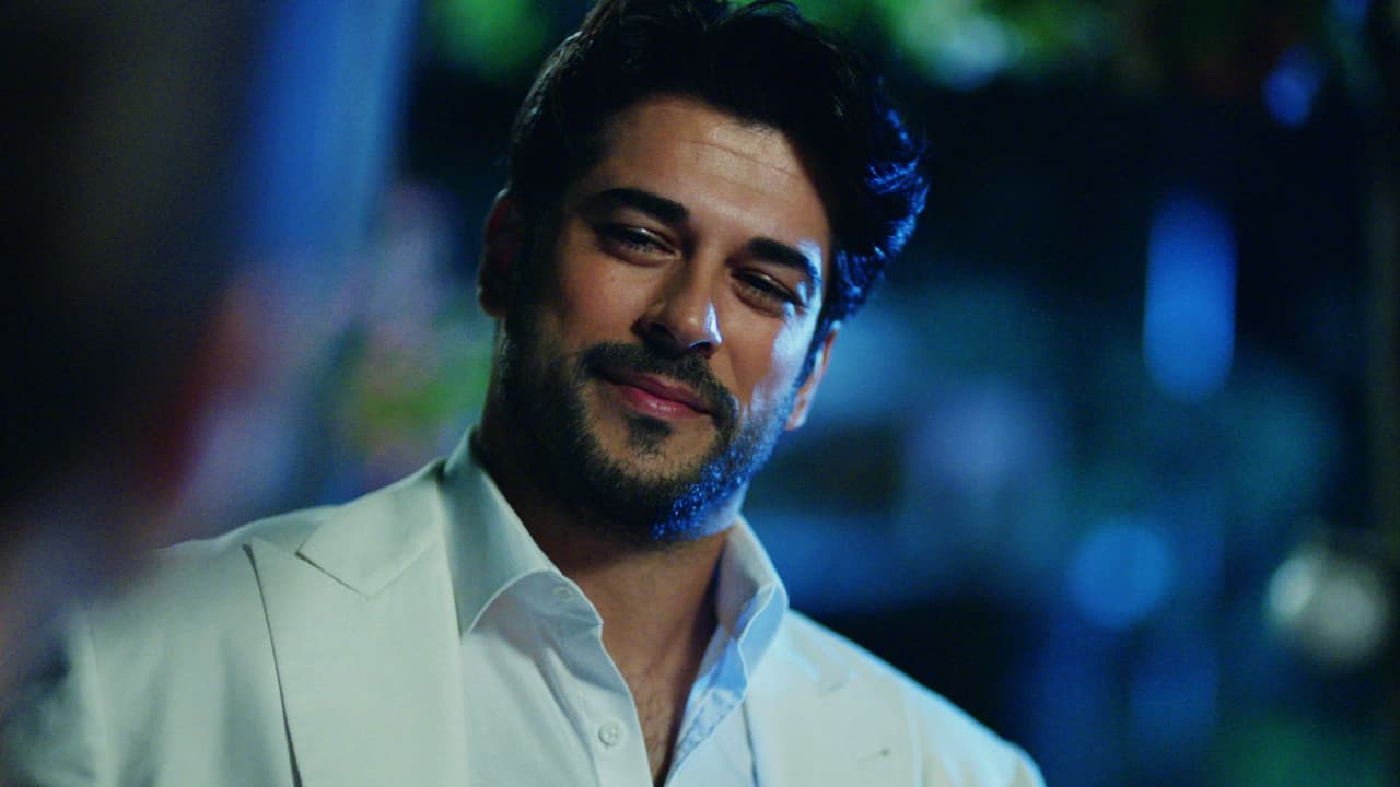 Mientras toda la familia estaba reunida, Kemal apareció como un ángel para contemplarla junto a Deniz