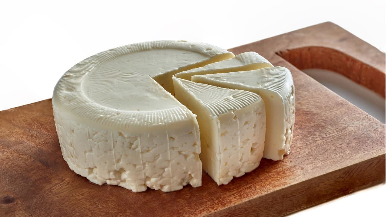 <h2 class="cms-H2-H2">Queso fresco</h2>
<br>
<br>Si quieres llevar algún queso fresco para tus familiares en México, en aduanas también te lo pueden confiscar o harán que lo tires. 
<br>
<br>México sí permite algunos productos lácteos, pero deben tener un empaque íntegro y deben estar etiquetados. Sin embargo, el queso fresco no se permite en ninguna forma.