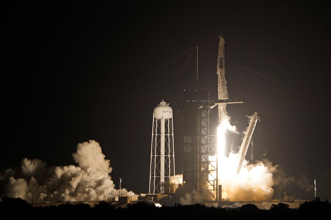 SpaceX lanza el cohete Falcon, que lleva a 4 astronautas a la Estación Espacial Internacional