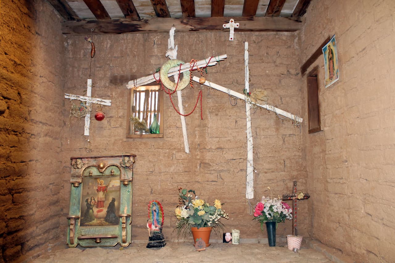 Cruces y flores dentro de los cuartos de la misión. 
<br>
<br>