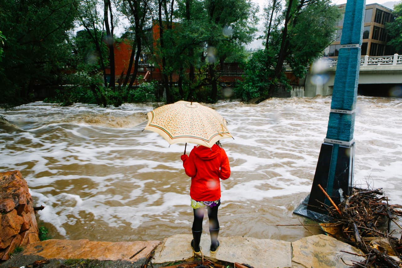 <b>Inundaciones en Colorado </b>(del 10 al 16 de septiembre). Un frente provocó inundaciones históricas en varias ciudades del estado. 
<b>Nueve personas murieron</b>. En la imagen, una mujer observa el arroyo Boulder Creek, en Boulder, luego de varios días de lluvia. 
<b>Costo estimado del desastre: 1,700 millones de dólares. </b>