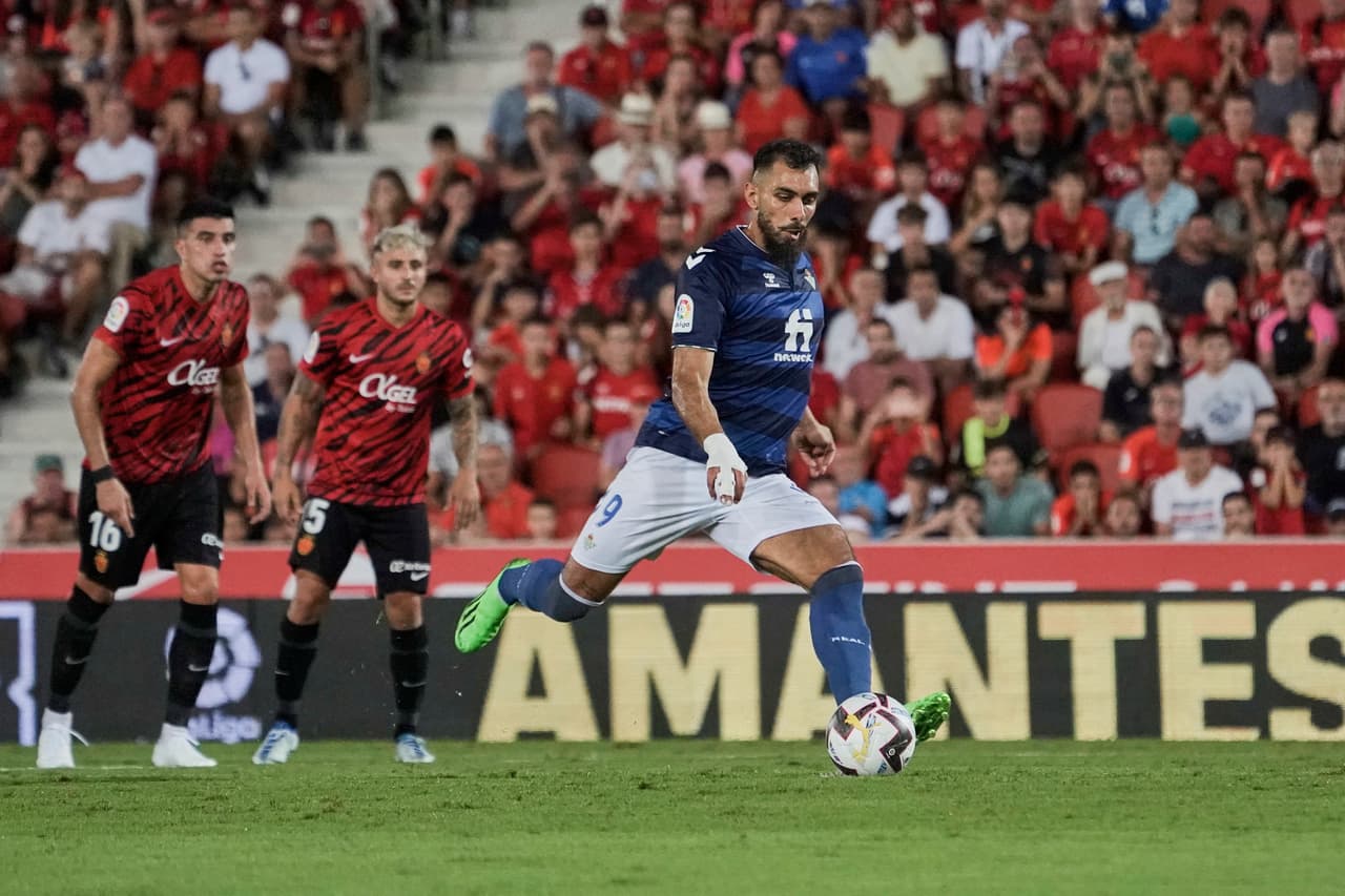 Betis venció 1-2 al Mallorca de Javier Aguirre con un doblete de Boja Iglesias en la Jornada 2 de LaLiga; Andrés Guardado no jugó porque sigue sin ser inscrito.