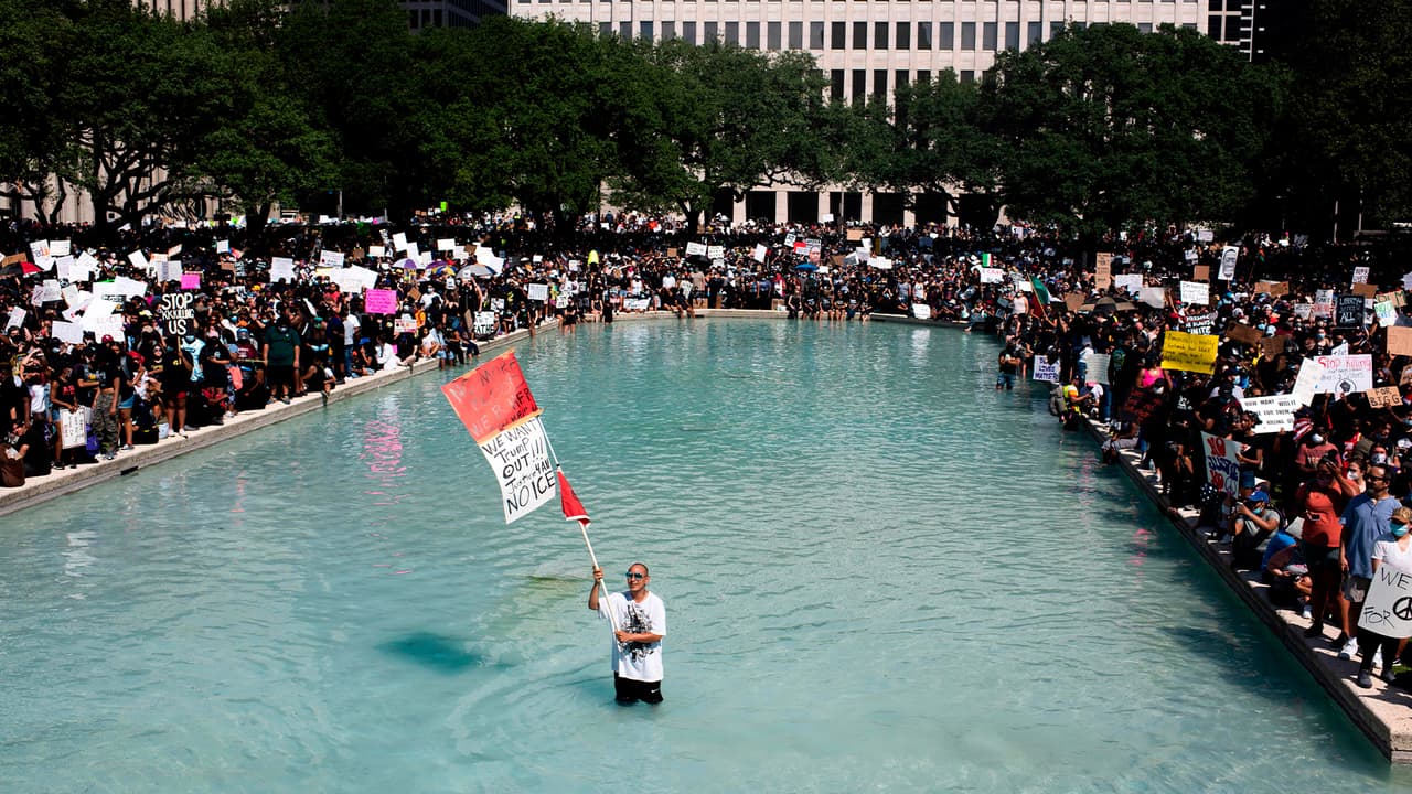 Un video hecho viral en las redes sociales, muestra como un oficial presiona su rodilla contra el cuello de George Floyd mientras el grita que no puede respirar.