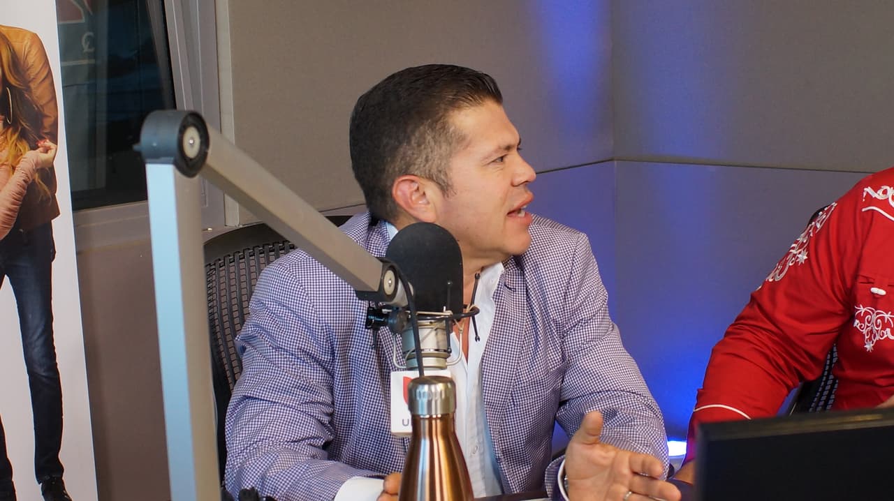 🎶 "¡Qué milagro chaparrito, ya tenía que no nos vemos!" 🎶 Así recibieron a Jorge Medina los locutores del Free-guey show.