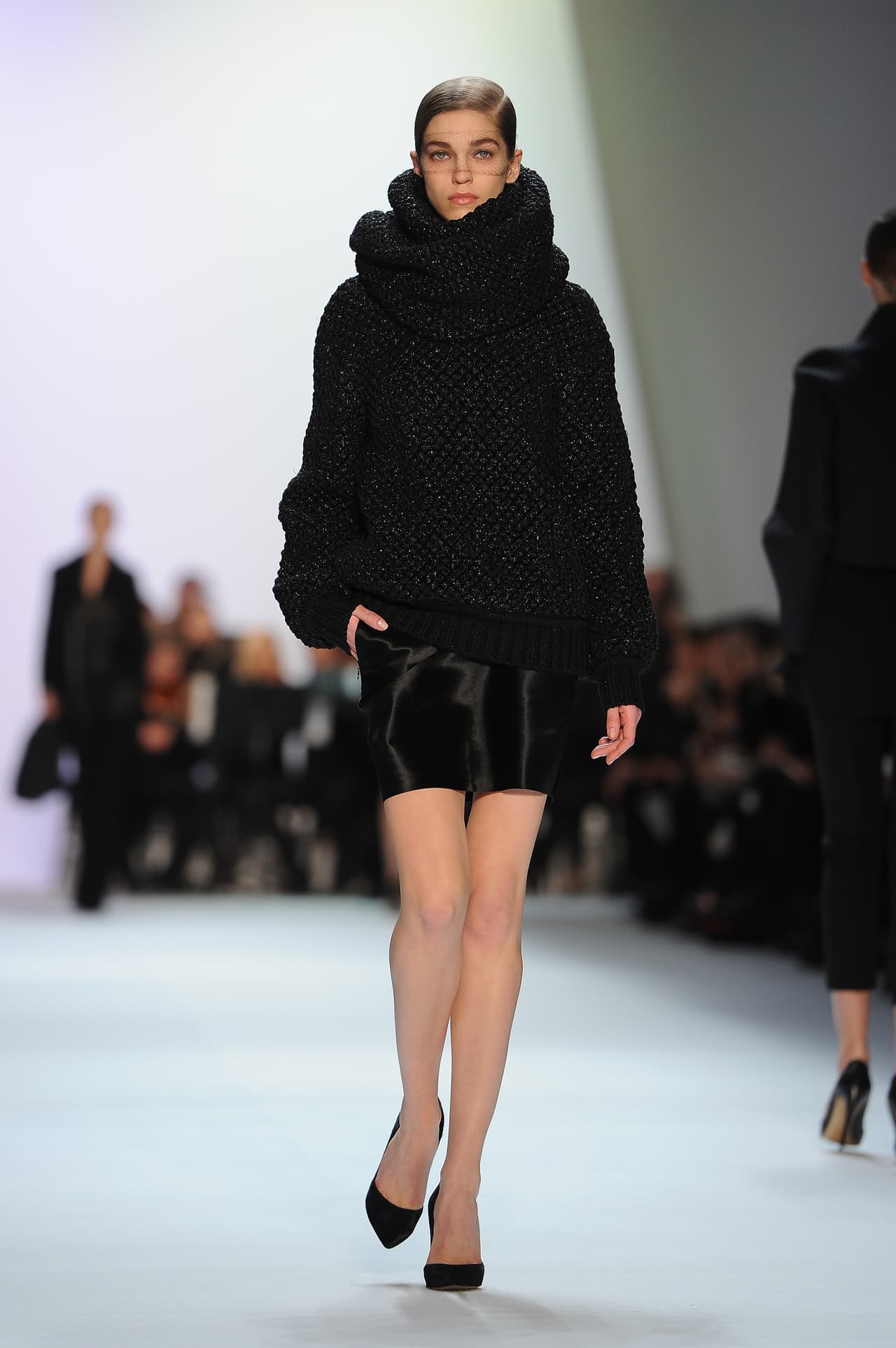 Variedad. Las sudaderas vienen de distintos largos. Algunas se extienden hasta casi arriba de la rodilla, mientras que otras se acortan encima del ombligo. Para un outfit chic para la oficina, te recomendamos las más largas, que puedes lucir con pantalones clásicos, faldas o cropped.