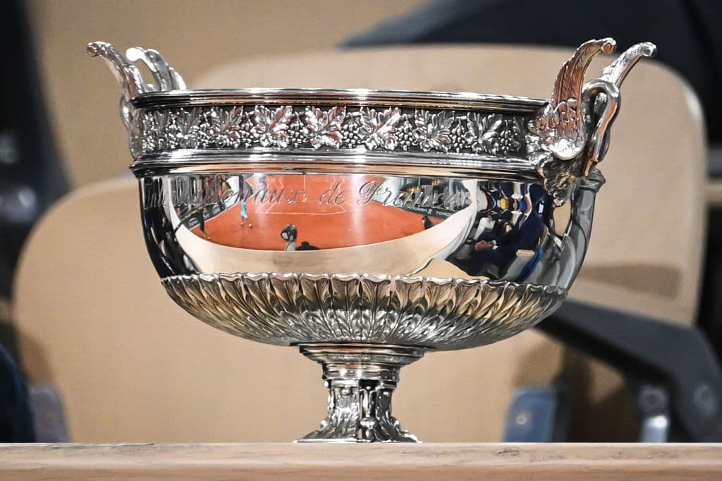 Rafael Nadal llega a su 13ª final en Roland Garros y derrota al serbio Novak Djokovic con parciales de 6-0, 6-2 y 7-5. El español levanta la copa número 13 de este certamen y suma 20 campeonatos de Grand Slam, ¡increíble!