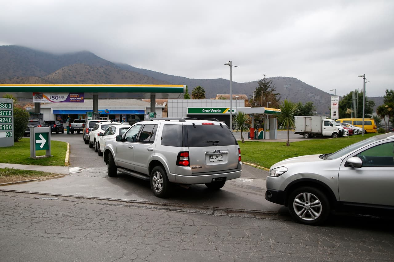<b>Las filas también se registran en las estaciones de servicio de combustibles</b>, como esta en Santiago de Chile. La capital es el foco de las protestas, que se han ido extendiendo a regiones aledañas.