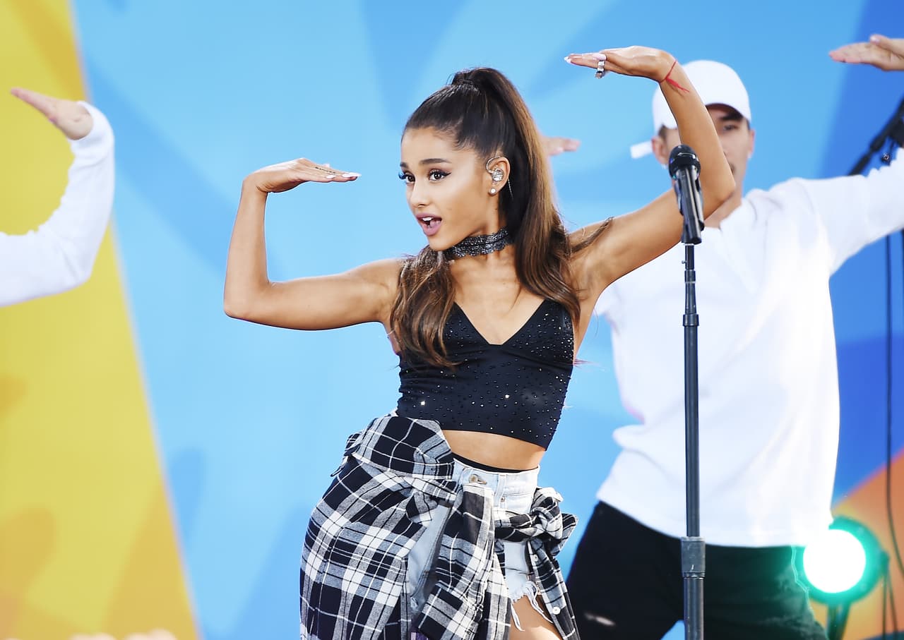 Ariadna Grande también se queda con esta moda de llevar pantalones altos, con camisas leñadoras amarradas a la cintura y minúsculos tops que celebran su cintura y que la hacen invocar los aires frescos del
<i>grunge</i>.