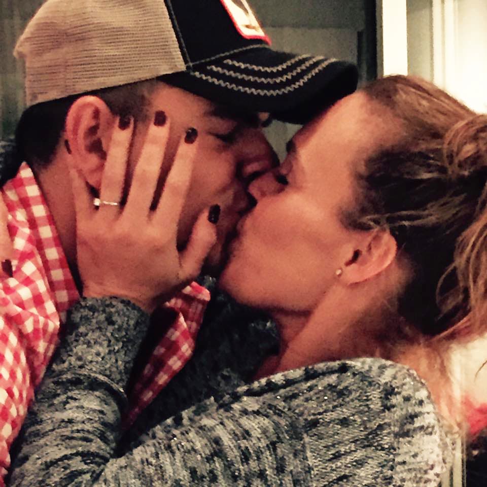 El cantante le entregó el anillo en una reunión entre amigos donde se encontraban Maite Perroni, Zuria Vega y Rossana Nájera entre otros.