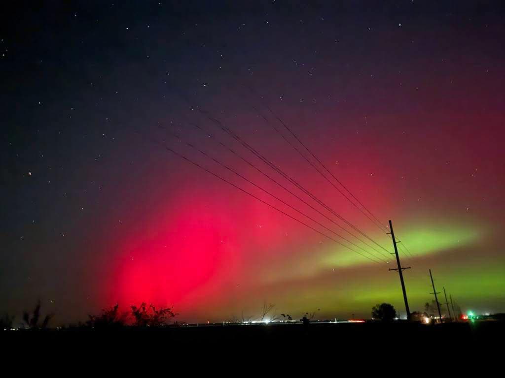 Una tormenta solar, también conocida como tormenta geomagnética, es una perturbación temporal del campo magnético que rodea la Tierra. 
<br>
<br>Estos eventos tienen su origen en la superficie del Sol y son los que causan auroras borealis.