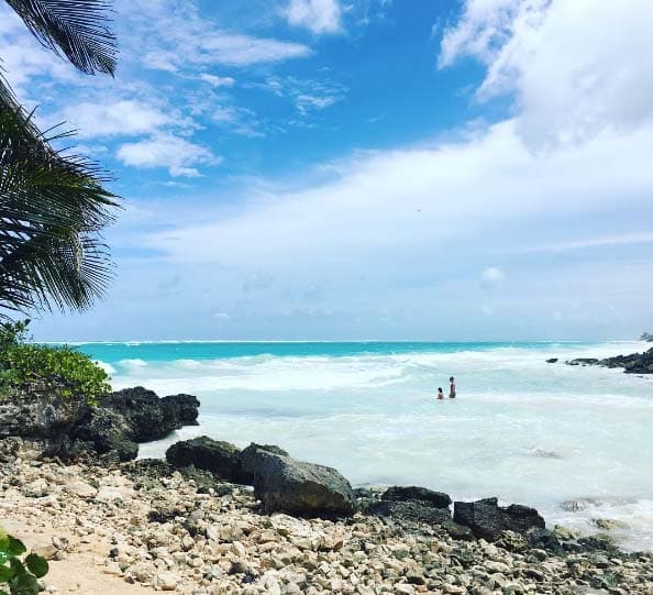 Mía y Erik se aventuraron en la hermosa playa.
