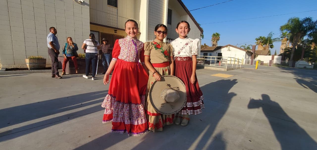 Las pequeñas posaron contentas con sus trajes típicos.