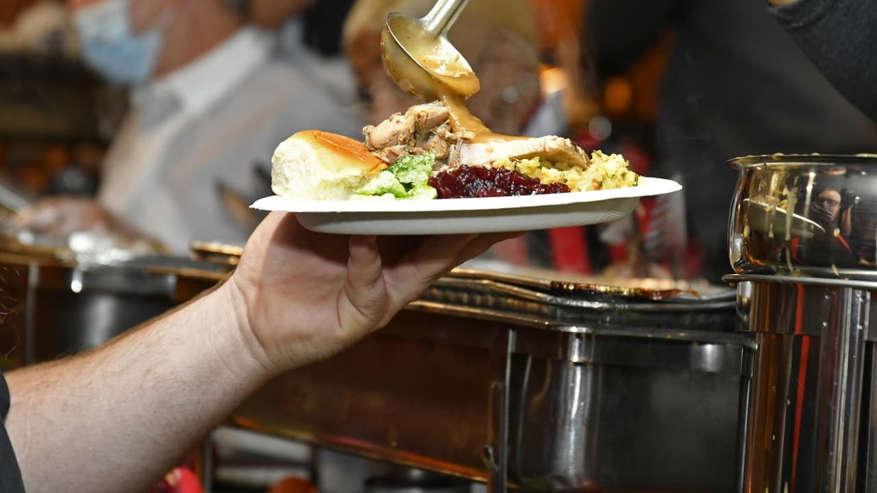 Distribución de alimentos y cenas: organizaciones brindarán comida a habitantes de Tampa por ‘Thanksgiving’