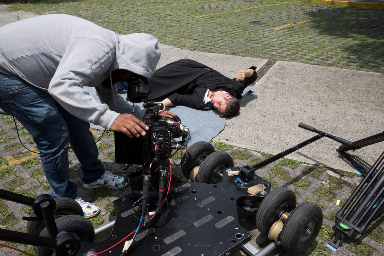 Pablo terminó en el suelo inconsciente y mal herido.