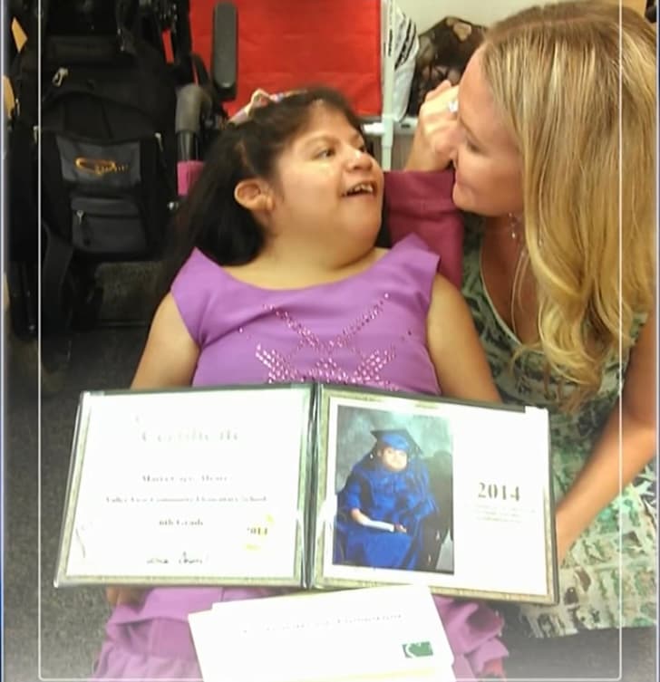 La mujer recuerda que, debido a que la grave condición de las gemelas -que se presenta una vez en cada 2.5 millones de nacimientos-, el neurólogo que atiende a su hija se sorprende cada vez que la ve con vida y con 21 años cumplidos. 
<br>