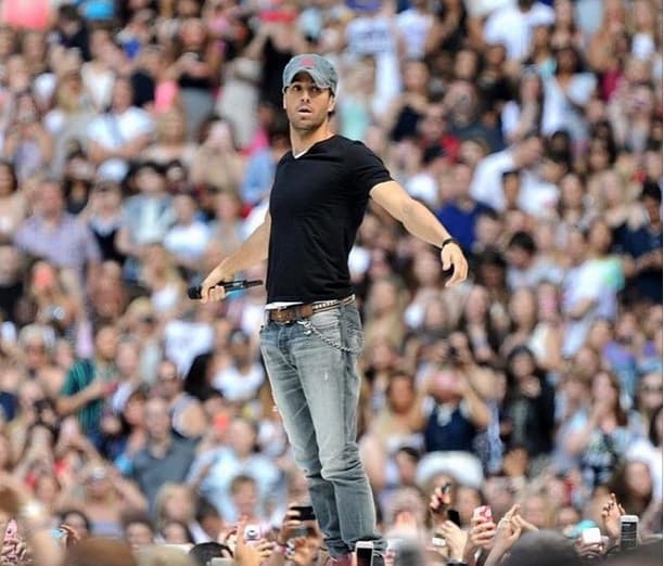 Y para complacer a las fanáticas, regaló esta postal de uno de sus mejores instantes sobre el escenario.