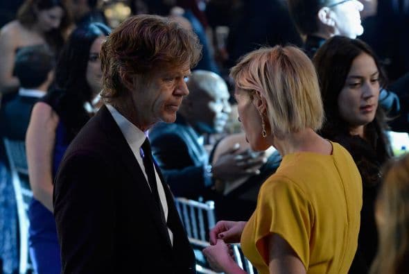 Si no conociéramos al señor Frank diríamos que no le está poniendo nadita de atención. Pero como conocemos a William H. Macy, sabemos que es todo oídos.