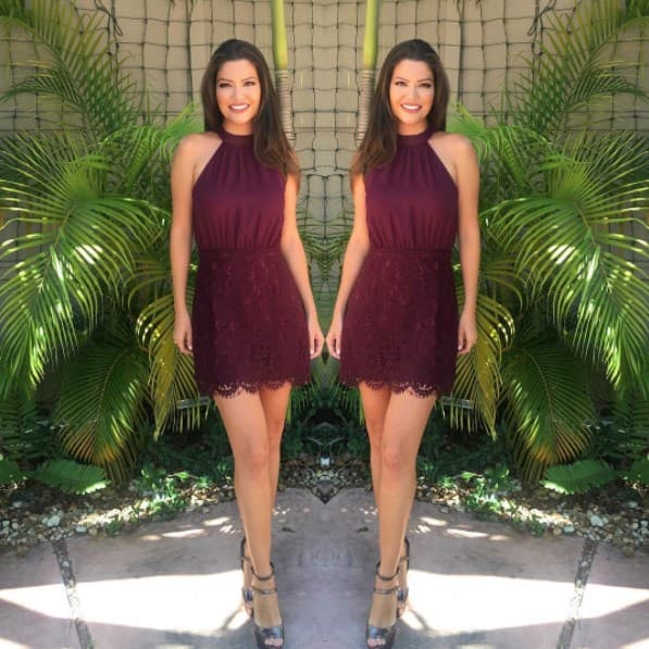 El cuello tipo halter del vestido de Ana Patricia es muy sensual ya que deja los hombros descubiertos y frescos.