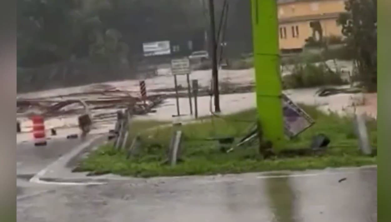 Fiona se convirtió este domingo por la mañana en un huracán categoría 1, con vientos máximos sostenidos de 80 millas por hora y gran cantidad de lluvia. En el video se observa cuando el fuerte caudal de un río se lleva un puente en Utuado.