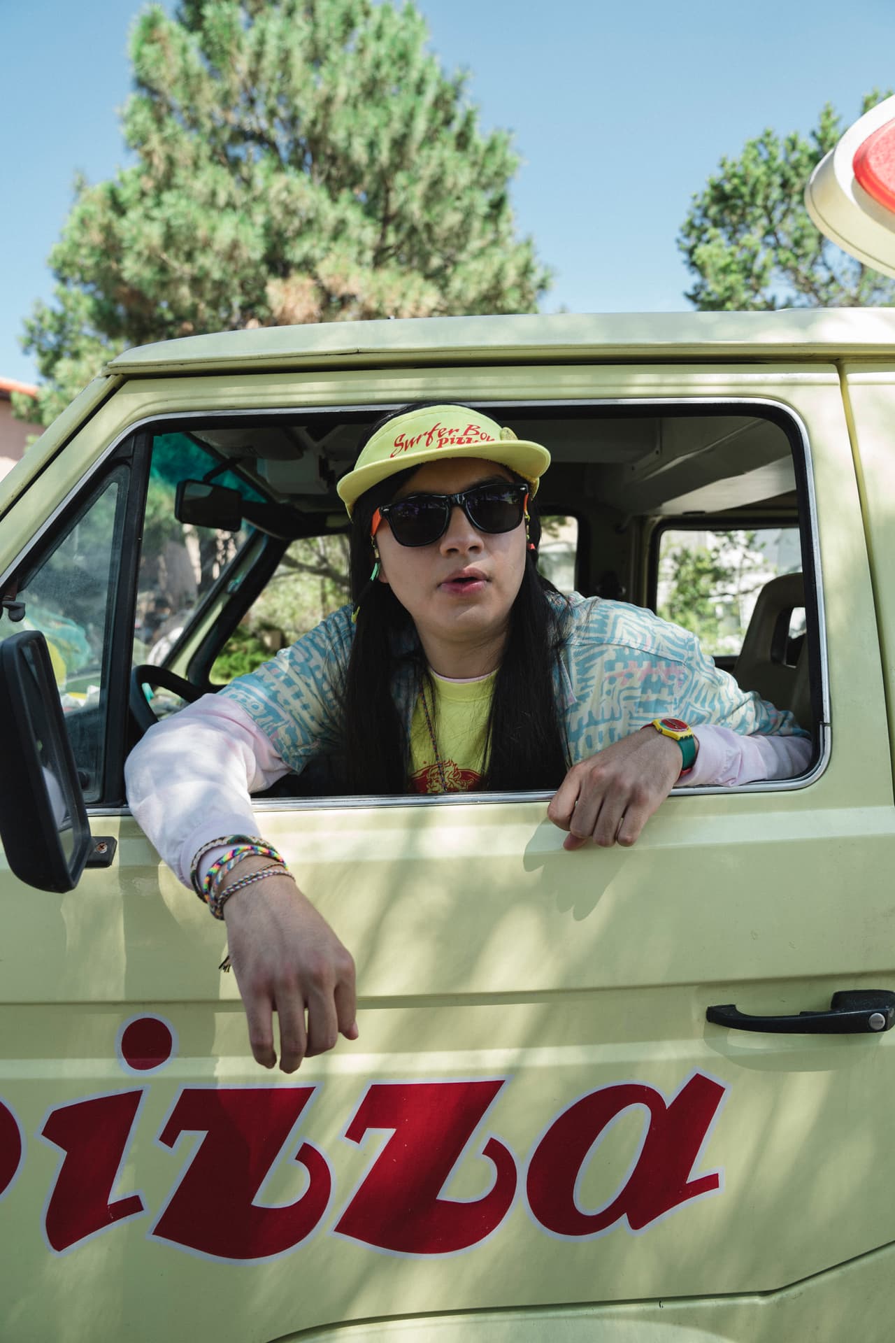 Sin embargo, este último detalle, el hecho de que se haga alusión a los repartidores de pizza también es un guiño a la cultura pop ochentera. Esto debido a que después de la época de la posguerra en Estados Unidos comenzaron a prosperar los negocios de pizza en el país. A partir de ello el servicio de ‘pizza delivery’ se ha conservado como una parte característica de la cultura norteamericana.