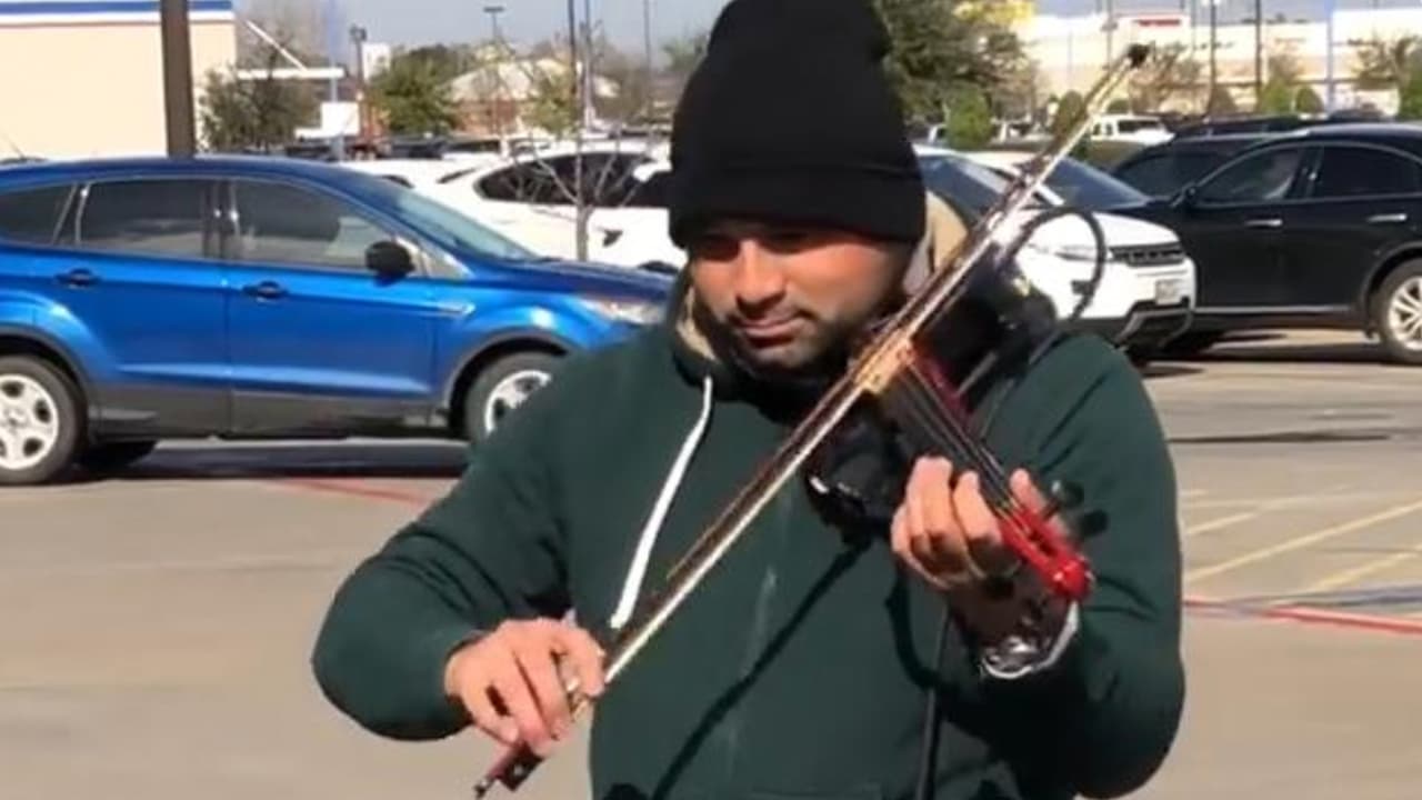 Melinda Owens
<a href="https://www.univision.com/local/houston-kxln/quiero-que-sepa-que-hay-gente-dispuesta-a-ayudarle-buscan-a-violinista-que-pedia-donaciones">grabó a un violinista</a> afuera de un supermercado en Baytown, Texas, publicó el video en las redes sociales y se volvió viral. Los usuarios ofrecieron su ayuda al hombre e incluso oportunidades de trabajo.