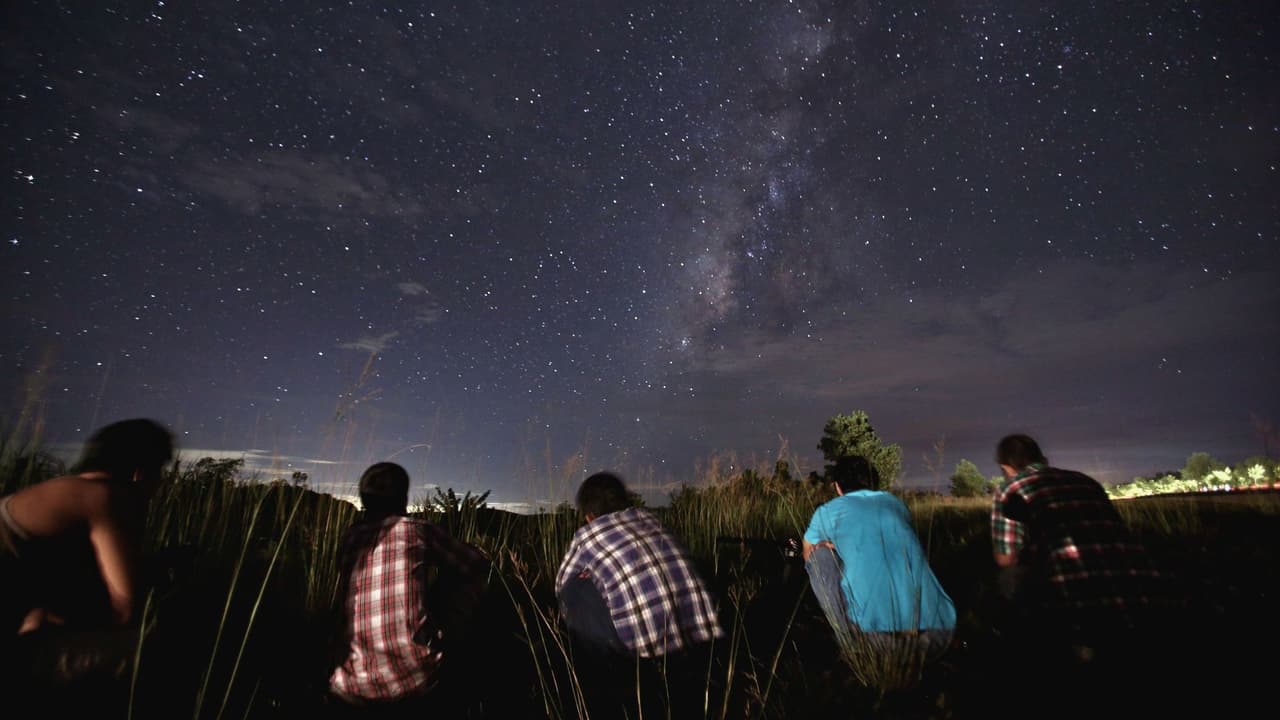Esta fotografía de larga exposición tomada el 12 de agosto de 2013 muestra a personas observando la lluvia de meteoros de las Perseidas en el cielo nocturno cerca de Yangon.