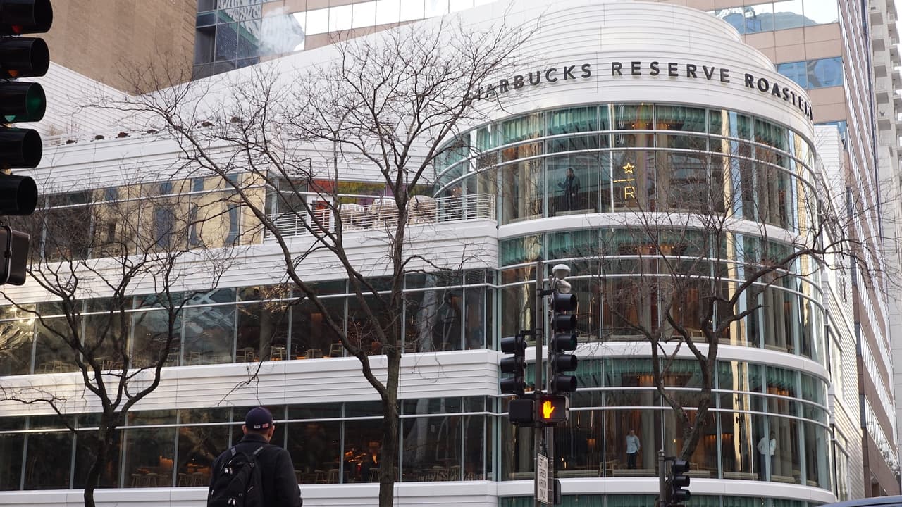 El Starbucks más grande del mundo abre en Chicago