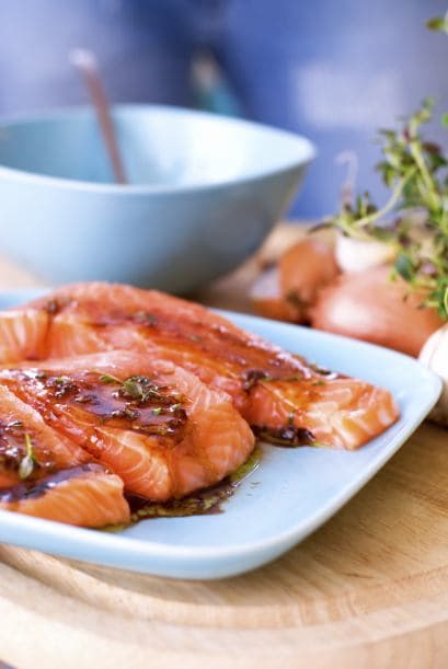 Marina el pescado en piezas grandes, sin piel, durante 12 horas. Escúrrelas y sécalas con papel absorbente. Córtalas finamente (‘sashimi-style’) y sírvelas con pan de centeno y mantequilla.
