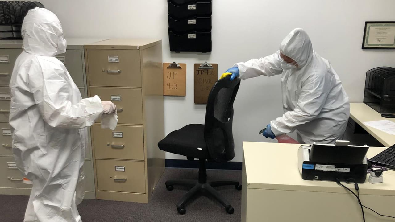 En este momento los trabajos de limpieza tienen una gran demanda para desinfectar y descontaminar los lugares de trabajo. Aunque Ambassador se ha dedicado a esto por muchos años, la demanda se ha incrementado en los últimos días, indicó el director ejecutivo de la compañía Alex Melgar