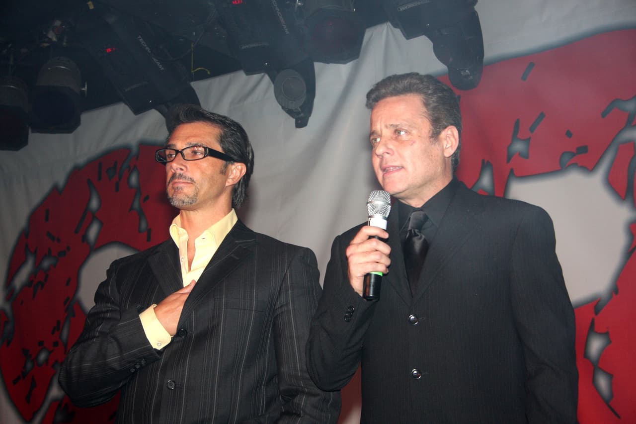 Los actores Sergio Mayer y Alexis Ayala crearon el concepto del show 'Sólo para mujeres', donde un grupo de actores juegan el rol de stripper que baila arriba del escenario.