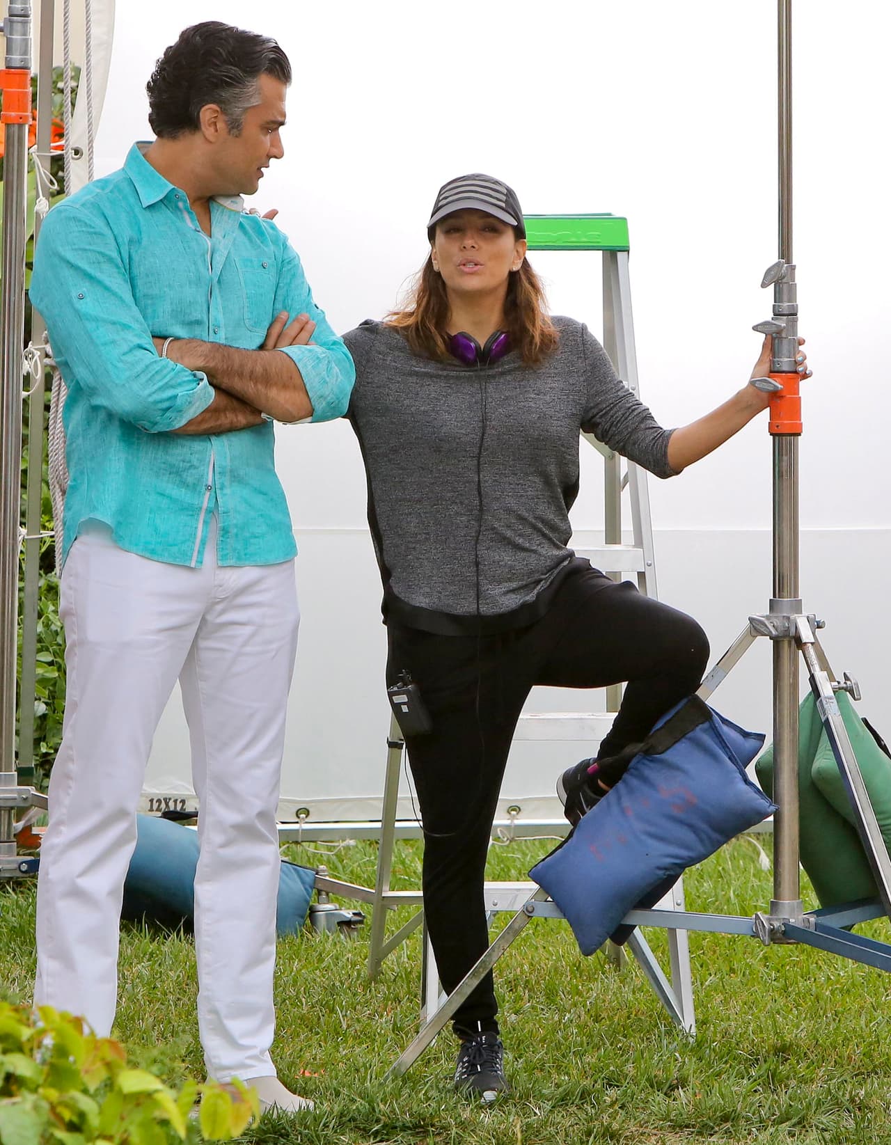 Acá la vemos platicando con la estrella del show, Jaime Camil.