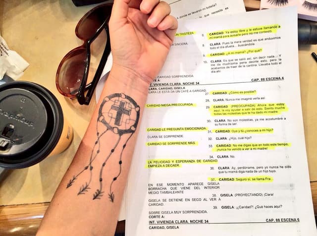 Para que su personaje fuera más real, se hizo un tatuaje temporal que ella misma diseñó. ¿Te gusta su trabajo en la telenovela?