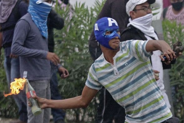 Centenares de personas marchan en Acapulco, Guerrero, en protesta por los 43 estudiantes desaparecidos.