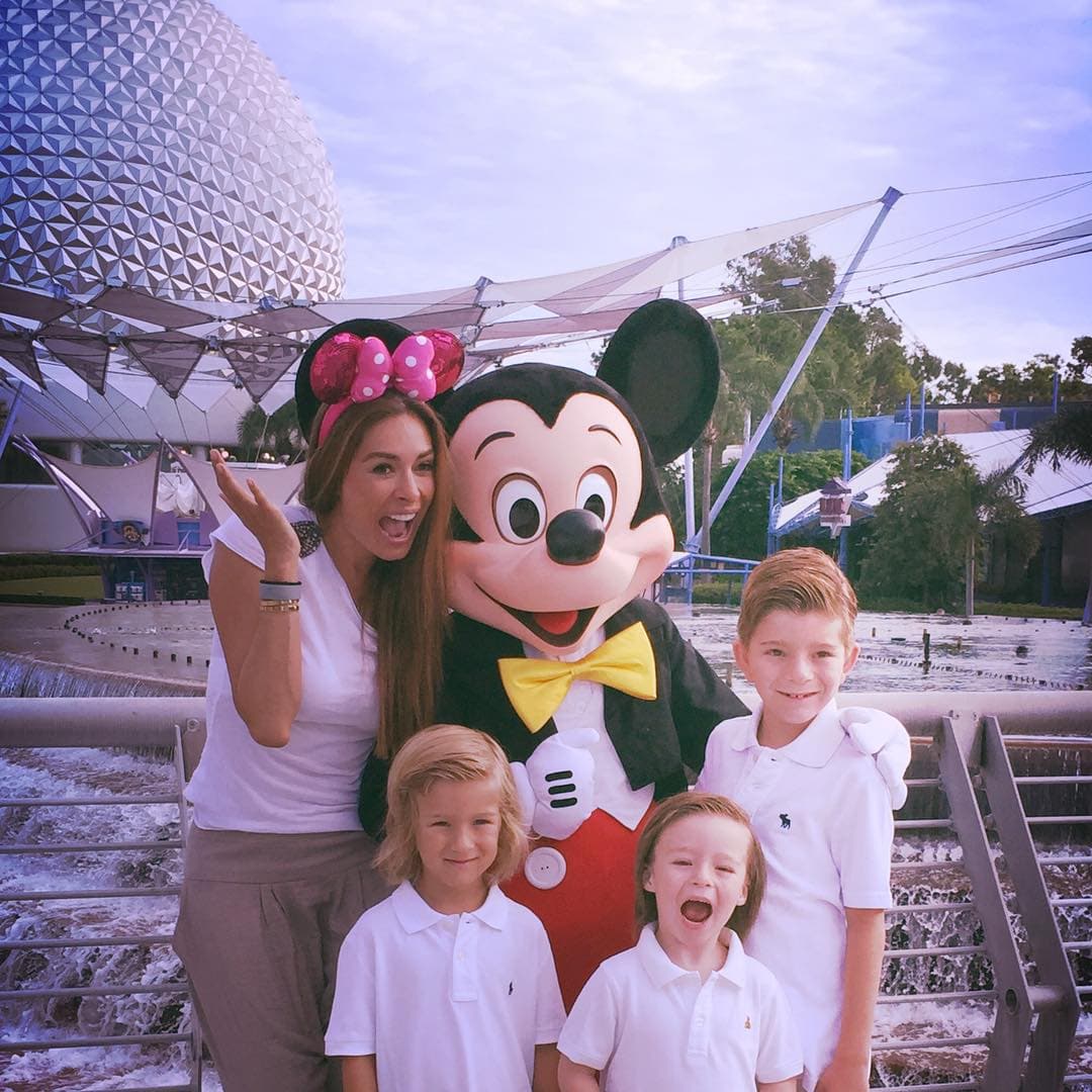 A través de sus redes sociales, la conductora ha mostrado la convivencia que ella mantiene con los primeros dos hijos de su esposo.