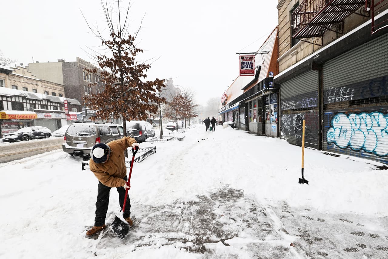 “Será un fenómeno prolongado”, pronosticó Pagano sobre la tormenta. Para la mañana del lunes varias zonas de Nueva York ya habían recibido entre entre 3 y 5 pulgadas (7 y 12 centímetros) de nieve y 6 pulgadas (15 centímetros) cayeron en partes de Pensilvania. En la fotografía un hombre palea la nieve en Brooklyn, Nueva York, el 1 de febrero.
<br>