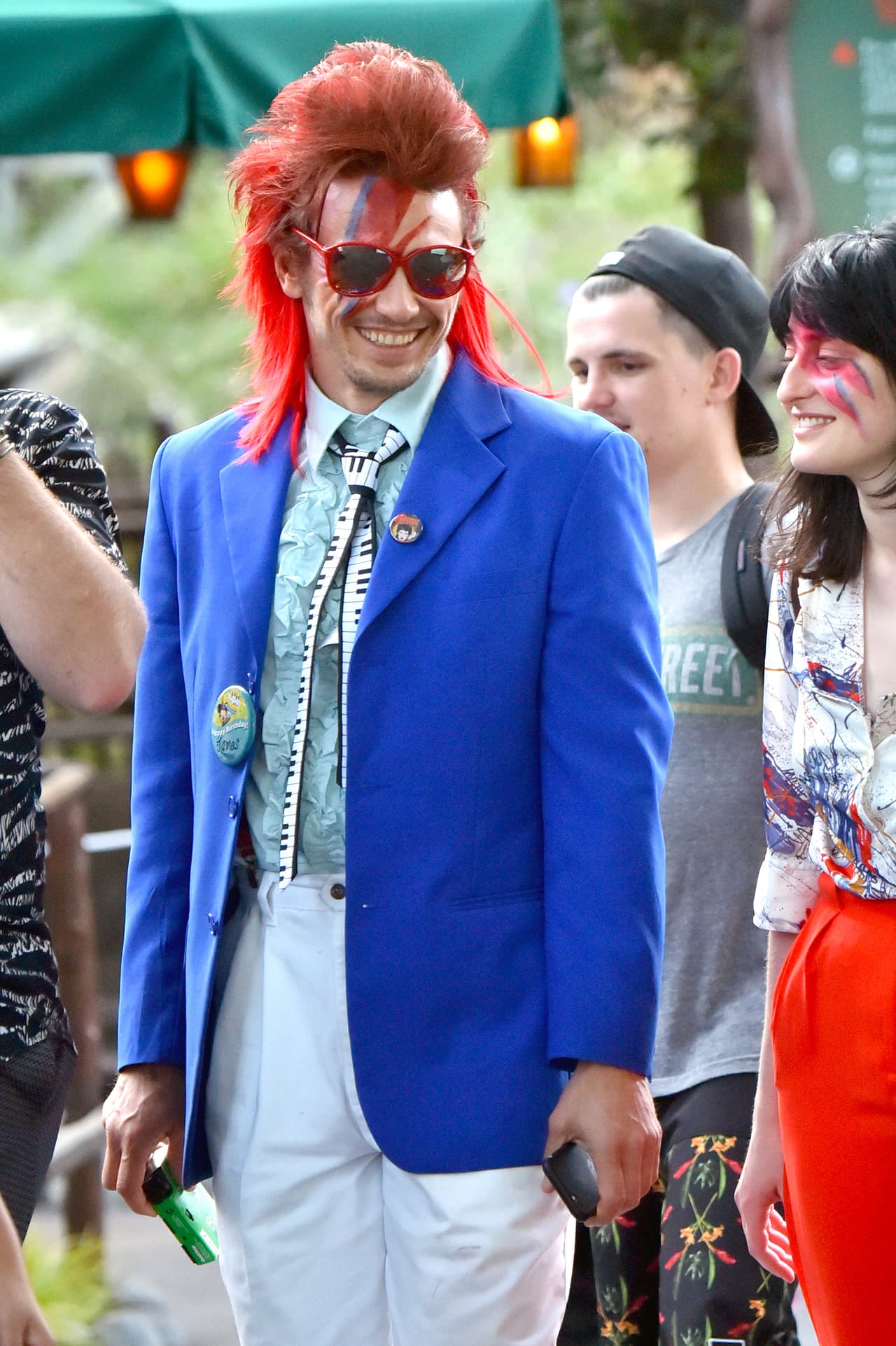 Se fue a pasear a Disneyland con unos amigos, pero disfrazado del legendario David Bowie.