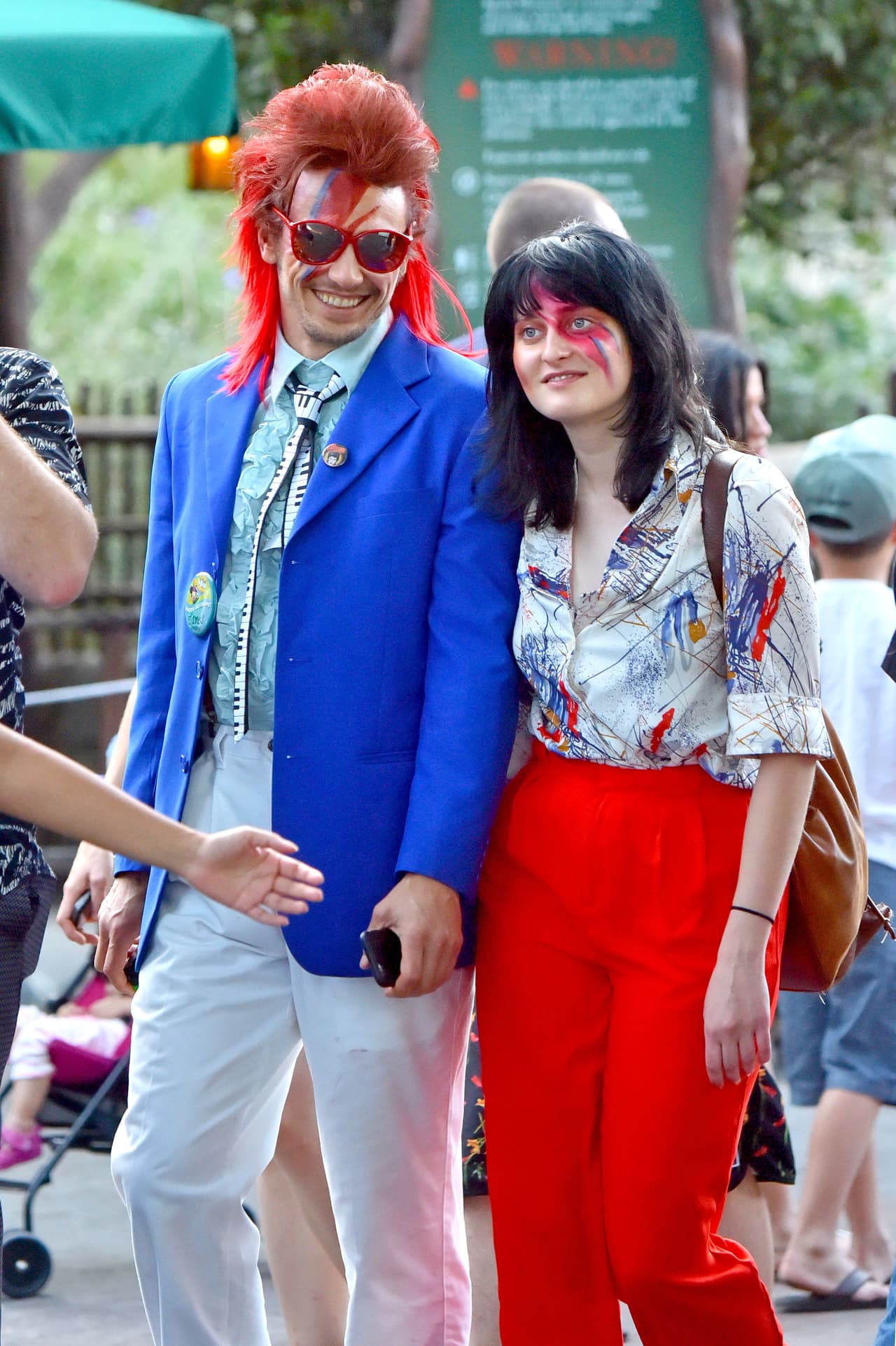 El famoso sacó su "David Bowie" interno en el parque de atracciones.