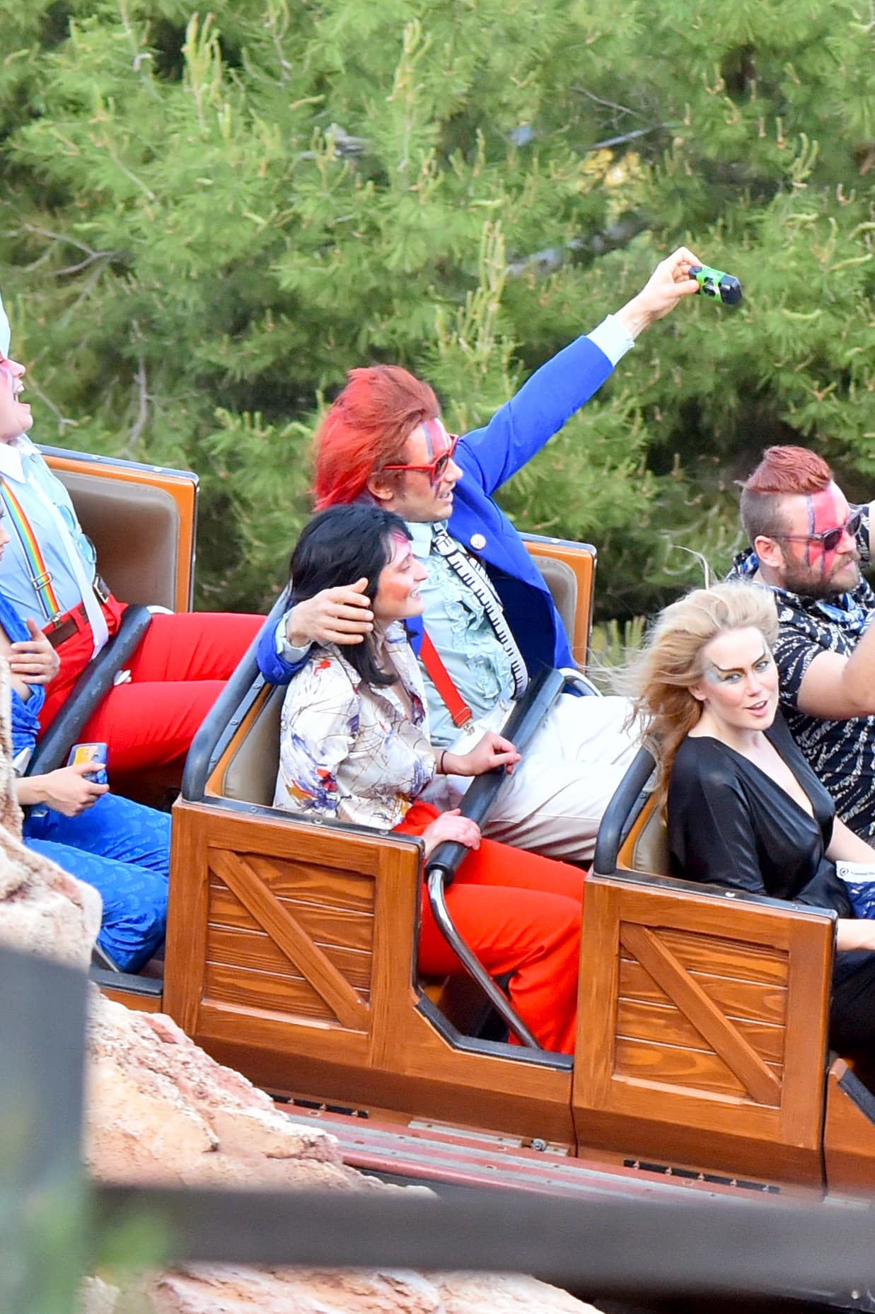 James sacaba video de su paseo.