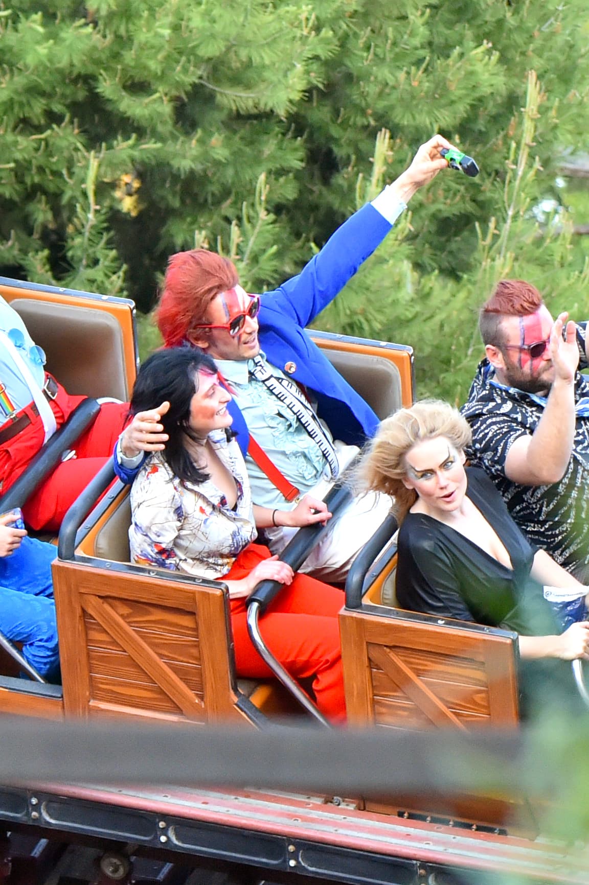 También subieron a la montaña rusa.