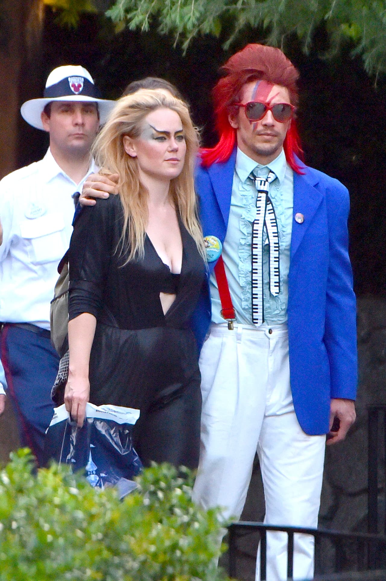 ¿Quién es la rubia con la que se abraza?