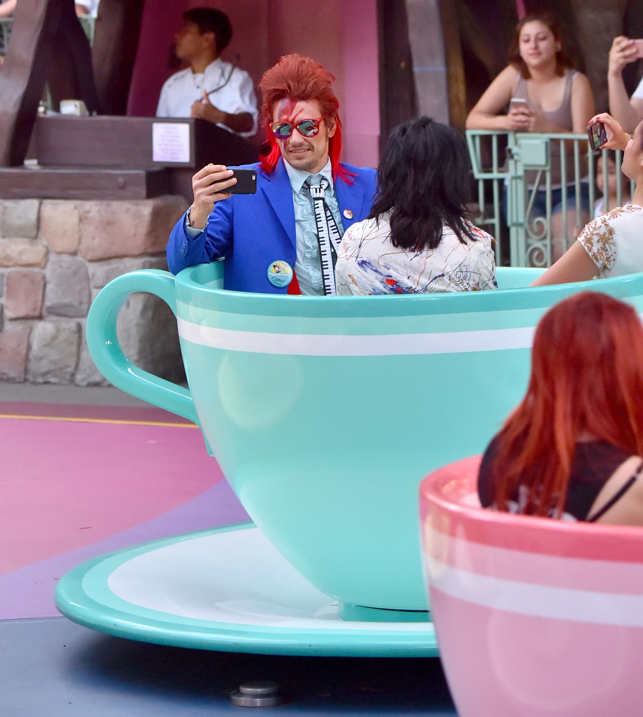 También fueron a atracciones más sencillas, como las tacitas de Alicia.